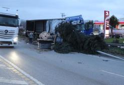Samsun’da freni boşalan TIR, 4 araca çarpıp elektrik direğini devirdi