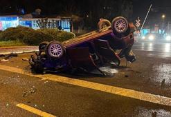 Aydın'da kontrolden çıkarak trafik ışıklarına çarpıp takla atan otomobildeki 2 kişi yaralandı