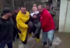 Reyhanlı'da suların yükseldiği evinde mahsur kalan felçli adamın yardımına Kızılay ekipleri yetişti