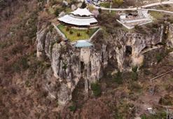 21 yaşındaki üniversite öğrencisi, 80 metre yüksekliğindeki cam terastan atladı