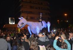 Adana’da düzenlenen 25’inci Uluslararası Adana Tiyatro Festivali, renkli kortejle ‘Perde’ dedi