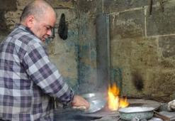 7 yaşında çırak olarak başladı, oğluna öğretti! Eskiden her evde vardı şimdi servet değerinde