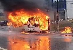 Seyir halindeki servis aracı alev alev yandı