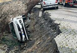İstanbul'da yürekleri ağza getiren olay! Yol çöktü, araç çukura düştü