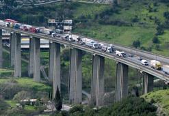 Kocaeli’de TEM Otoyolu’nda 2 TIR ve 2 otomobil çarpıştı; araç kuyruğu dron kamerasında