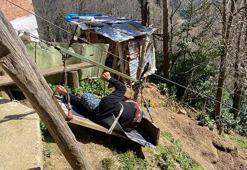 Rize’de 82 yaşındaki Makbule ninenin yol çilesi! 180 metrelik hatta iple bağlanarak biniyor: 'Yolumuz yok, mecbur biniyorum!'