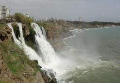 Antalya'da sağanak yağış sonrası dünyaca ünlü şelale denizi kahverengiye bürüdü