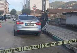 Bursa’da dehşet anları kamerada! Otomobille giderken silahlı saldırıya uğradı, yaralı halde kaçıp polise sığındı