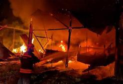 Bolu'da samanlığa yıldırım düştü samanlık ve traktör alev alev yandı