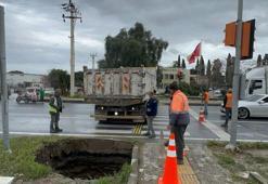 Aydın'dan panik yaratan olay! Söke'de Bağarası Kavşağında obruk endişeye yol açtı