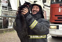 Antalya'da kalp masajıyla kediyi yaşama bağlayan itfaiye erinin mutluluğu