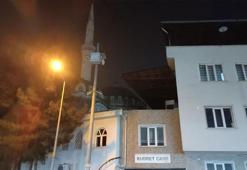 Batman’da cami minaresine yıldırım isabet etti