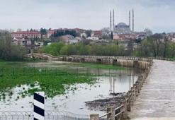Tunca Nehri taştı Edirne’de Saraçhane Köprüsü trafiğe kapandı