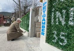Evin önündeki çitlere ve çatıya yazılan yazılar polis ve zabıta ekiplerini harekete geçirdi
