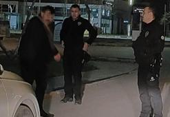 Polisin elinde keser olan adamla imtihanı kameraya yansıdı