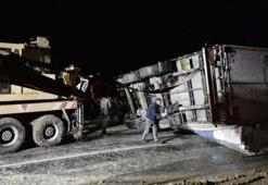Çorum’da kayan tır devrildi, Ankara-Tokat karayolu saatlerce ulaşıma kapandı