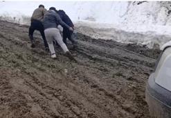 Van'da vatandaşlar çözüm buldu: Araçları böyle çekiyorlar