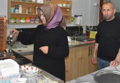 Eşiyle birlikte başladı, tek kaldı ama yine pes etmedi! 15 yıldır ekmeğini çay ocağından kazanıyorlar