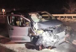 Çorum’da hafif ticari araç kamyona çarptı kazada 3 kişi yaraladı