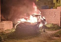 Nusaybin'de park halindeki otomobil yanarak kullanılmaz hale geldi