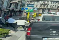 Beyoğlu'nda tartıştı, cadde üzerinde bıçakladı!