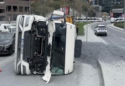 Sarıyer’de hafriyat kamyonu devrildi! Trafik kilitlendi