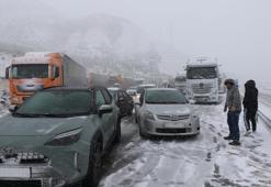 Nisan ayında kış geri geldi! Kara yolu kar nedeniyle ulaşıma kapandı
