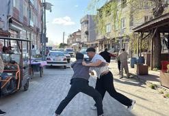 Edirne’de kavga ihbarına giden polisler Türk bayrağı ve çiçeklerle karşılandı