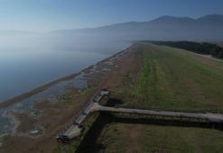 İznik Gölü'nde su çekilmesi alarm veriyor! İskele karada kaldı
