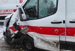 Gümüşhane’de ambulans ile otomobil çarpıştı 3 kişi yaralandı