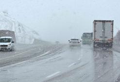 Van'da şaşkına çeviren nisan karı! 11 yerleşim yerinin yolları kapandı trafik olumsuz etkilendi