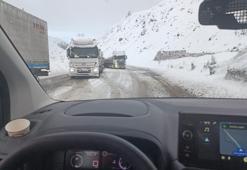 Bingöl-Erzurum kara yolunda kar etkisi! Uzun araç kuyrukları oluştu