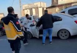 Kaza yapan iki sürücü arasında levyeli kavga çıktı, o anlar cep telefonuna böyle yansıdı