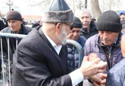 'Elmacı Dede' Ankara'da şehit polislerin hayrına elma dağıttı