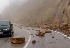 Tokat’ta yağış sonrası kaya parçaları köy yoluna yuvarlandı