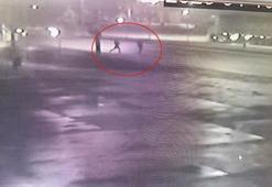 İnegöl'de yola düşen telefonunu almak isterken otomobilin çarptı