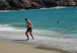 Türkiye'de kış Antalya'da yaz! Ünlü plaj yerli ve yabancı turistlerin akınına uğradı