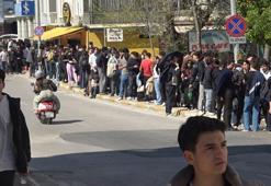 Uygun fiyatlı ürün almak isteyenler metrelerce kuyruk oluşturdu! İndirimli ikinci el giyim mağazası açılışı yoğun ilgi nedeniyle izdihama dönüştü