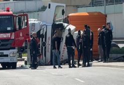 Beylikdüzü'nde TIR dorsesi ile devrildi: Şoför yaralandı