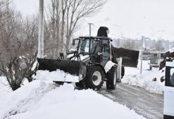 Bitlis’te Nisan ortasında kar mesaisi devam ediyor