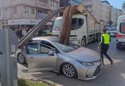Antalya'da yürekleri ağza getiren kaza! İnşaat demirleri otomobile ok gibi saplandı
