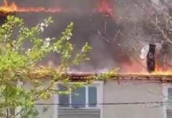 İstanbul'da yangın paniği! 2 binanın çatısı küle döndü