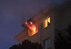 Yangında apartmanın 4'üncü katında mahsur kalan kişi, merdivenli araçla kurtarıldı