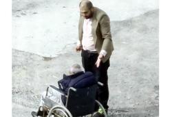 Tekerlekli sandalyedeki babasını azarladı! Mahalledeki gençler tarafından dövüldü