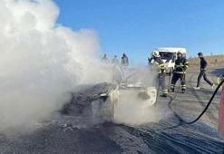 Seyir halindeki otomobil alev aldı 4 kişilik aile son anda kurtuldu