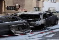 Beyoğlu'nda yangın paniği: 2 araç alev alev yandı