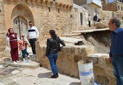 Mardin'de mahalle sakinleri büyük gürültüyle uyandı! Artuklu'da duvarlar çöktü, yollar yarıldı: Tarihi mahallede dev onarım başladı