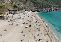 Türkiye bahara hasret kalırken Antalya'ya yaz erken geldi! Deniz suyu 20 dereceye çıktı, herkes plajlara akın etti