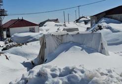 Bitlis'te evler adeta kara gömüldü! Nisan ortasında 3 metreyi buldu