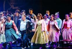 Efsane Müzikal İstanbul sahnesinde ışıklarını yakıyor: “Grease” Zorlu PSM’de